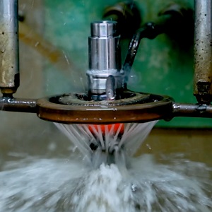 高頻淬火機(jī)對(duì)鋼進(jìn)行淬火時(shí)有哪些要求？常用的淬火介質(zhì)有哪些？