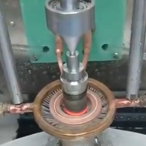 當(dāng)采用高頻感應(yīng)加熱設(shè)備對鉆桿接頭進行熱處理時，需要注意哪些方面？